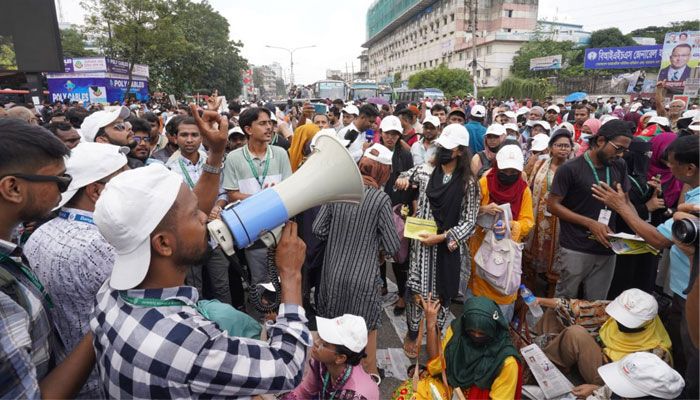 টেকনিক্যাল মোড়ে সড়ক অবরোধ শিক্ষার্থীদের