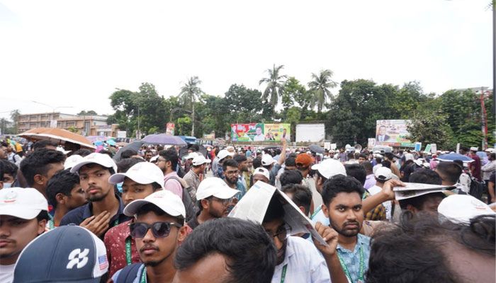 টেকনিক্যাল মোড়ে সড়ক অবরোধ শিক্ষার্থীদের