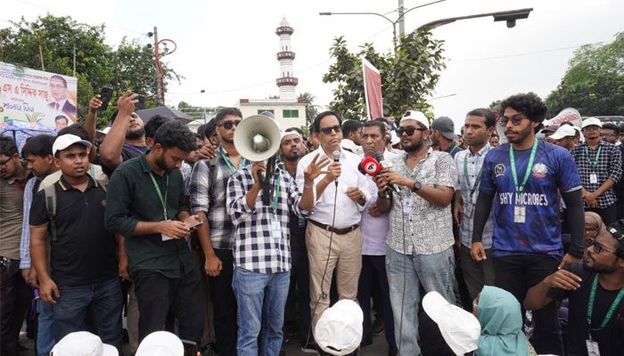টেকনিক্যাল মোড়ে সড়ক অবরোধ শিক্ষার্থীদের