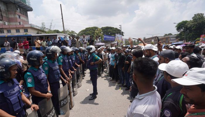টেকনিক্যাল মোড়ে সড়ক অবরোধ শিক্ষার্থীদের