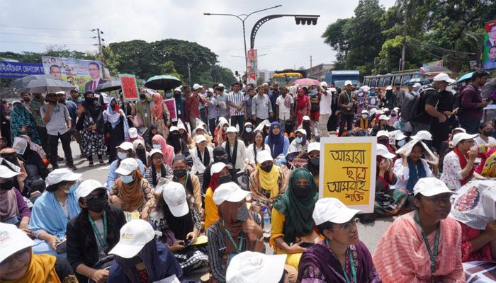 টেকনিক্যাল মোড়ে সড়ক অবরোধ শিক্ষার্থীদের