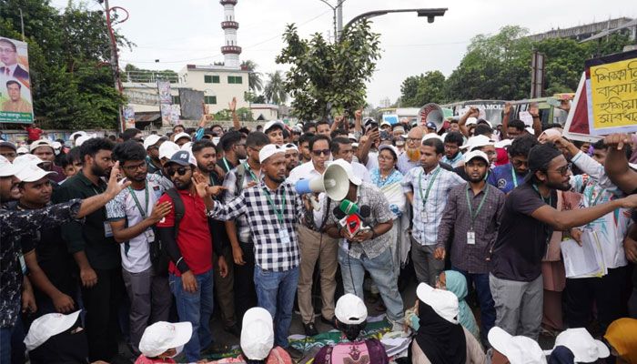 টেকনিক্যাল মোড়ে সড়ক অবরোধ শিক্ষার্থীদের