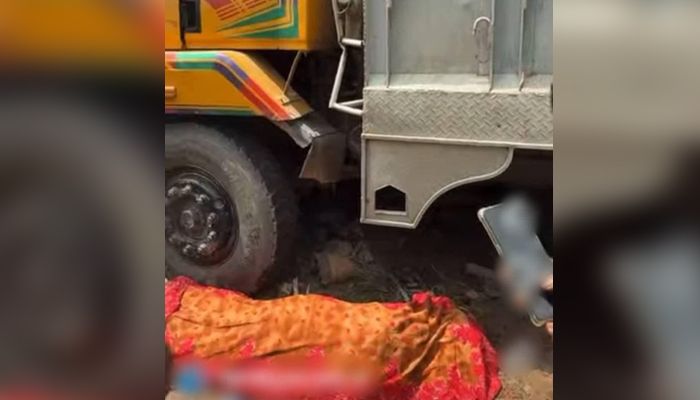 ছেলের মোটরসাইকেল থেকে পড়ে ট্রাকচাপায় প্রাণ গেল মায়ের 