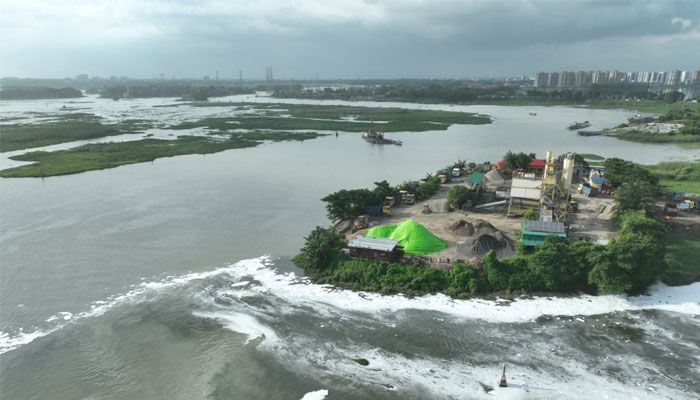 মিরপুরের বর্জ্যে তুরাগে ভয়াবহ দূষণ