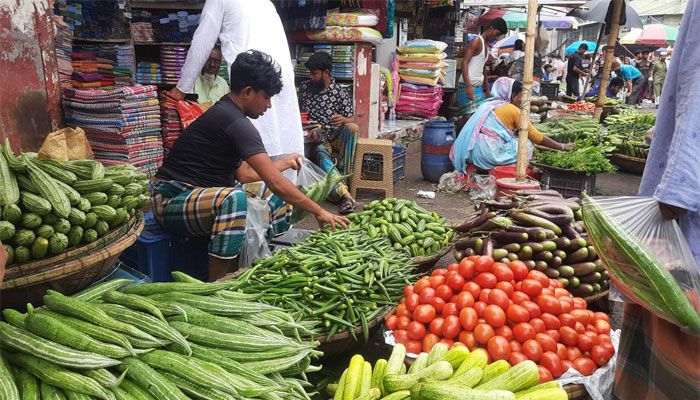 রাজধানীর বাজারে সবজির দাম আকাশছোঁয়া