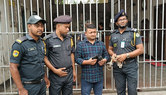 বরিশালে ভুয়া গোয়েন্দা সংস্থার সদস্য আটক 