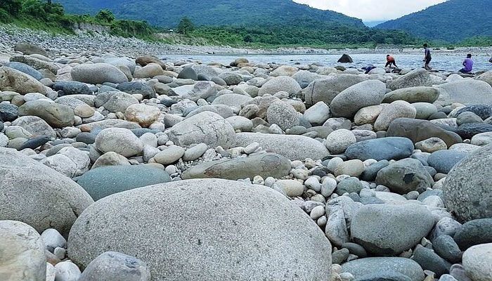 সাদা পাথরে কেন কালো হাত