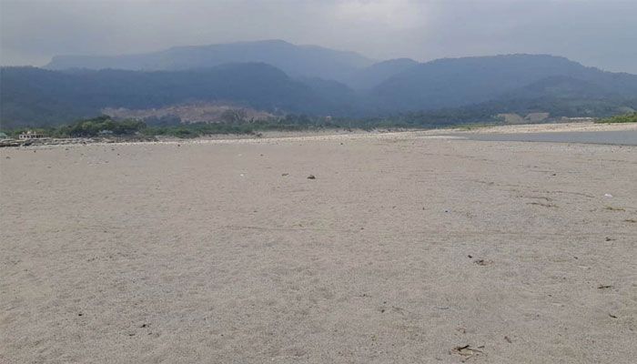 ভোলাগঞ্জে সাদা পাথর এবং কক্সবাজারে বালু