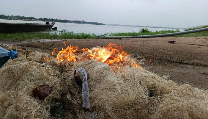 হালদার মোহনা থেকে ২০ হাজার মিটার কারেন্ট জাল জব্দ