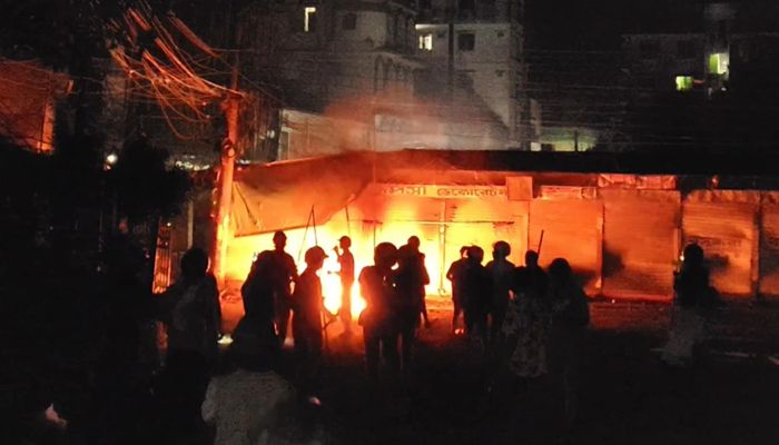 মধ্যরাতে মাইকে ঘোষণা দিয়ে সংঘর্ষে আহত ১০, দোকানে আগুন 