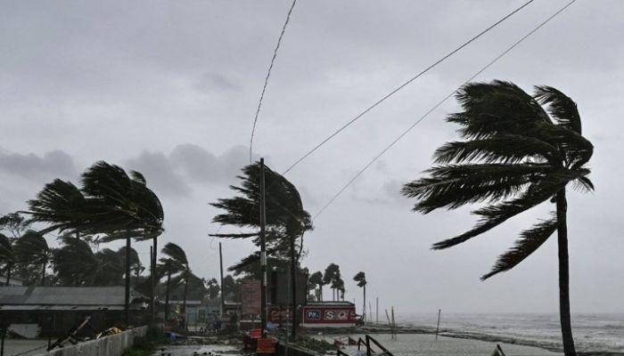 দুপুরের মধ্যে ৬০ কিমি বেগে ঝড়ের আভাস