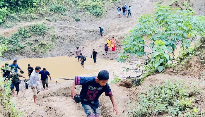 অসমাপ্ত সেতুতে দুর্ভোগ