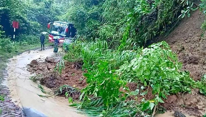 পাহাড় ধসে সড়কে মাটি, বন্ধ খাগড়াছড়ির সড়ক যোগাযোগ 
