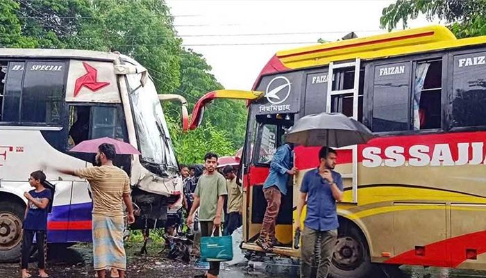 চট্টগ্রামে দুর্ঘটনার কবলে ইউনিভার্সিটির বাস, আহত ২৮ শিক্ষার্থী