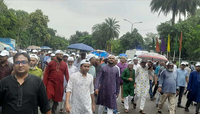 বৃষ্টির মধ্যেই মানিক মিয়া এভিনিউয়ে বাড়ছে জনতার ঢল