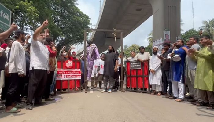জনতার আদালতে হাসিনার প্রতীকী ফাঁসি