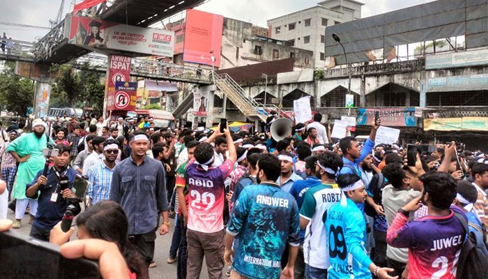 অধ্যাদেশের দাবিতে সায়েন্সল্যাব মোড়ে শিক্ষার্থীদের অবরোধ