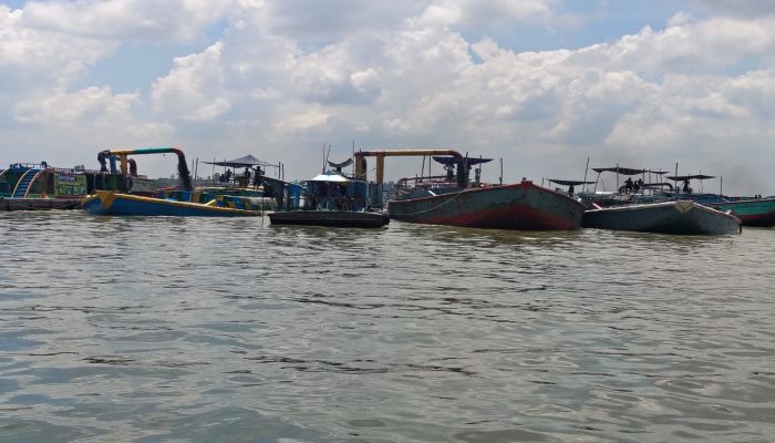 চান্দিনায় কৃষিজমি ও সরকারি খাল বিপন্ন