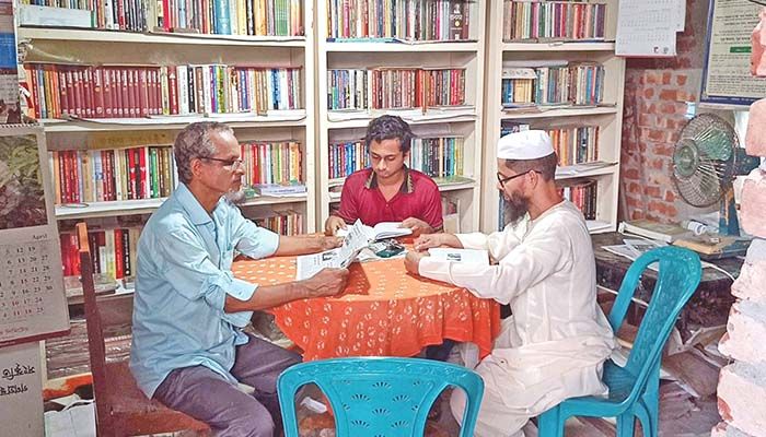 প্রতিবন্ধী মাহমুদুলের গ্রন্থাগার 