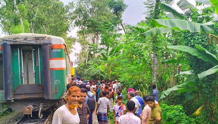 ৬ ঘণ্টা পর উত্তরাঞ্চলের সঙ্গে সারাদেশের ট্রেন যোগাযোগ স্বাভাবিক