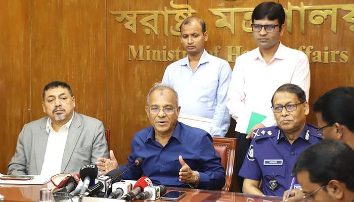 ফরিদপুরে রাস্তা না ছাড়লে আজই আইনি ব্যবস্থা : স্বরাষ্ট্র উপদেষ্টা