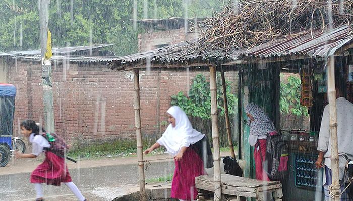 সন্ধ্যার মধ্যে ঢাকাসহ ৫ বিভাগে ভারী বৃষ্টির আভাস