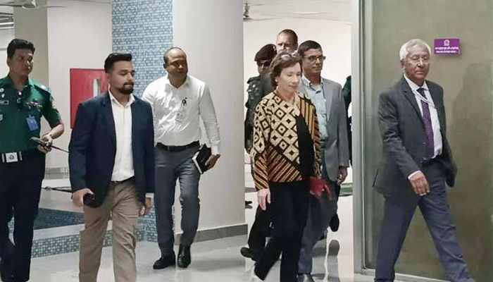 দুপুরে আগারগাঁওয়ের নির্বাচন ভবনে সিইসির দপ্তরে আসেন যুক্তরাষ্ট্রের ভারপ্রাপ্ত রাষ্ট্রদূত ট্র্যাসি অ্যান জ্যাকবসন।