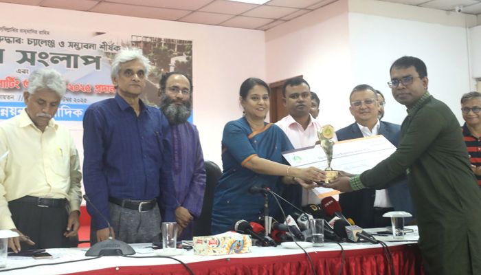 বেস্ট আরবান রিপোর্টিং অ্যাওয়ার্ড পেলেন প্রতিদিনের বাংলাদেশের রাহাত হুসাইন