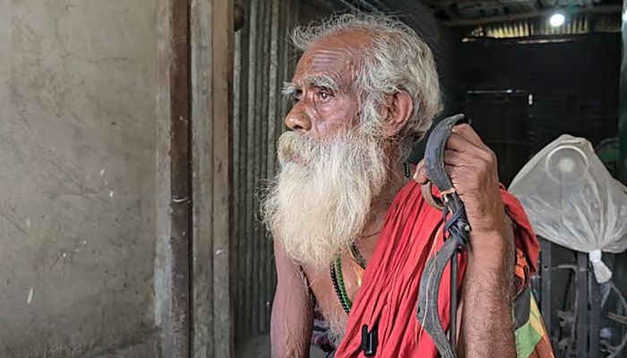 জোর করে চুল কেটে দেওয়া সেই বৃদ্ধ এখন ঘরবন্দী