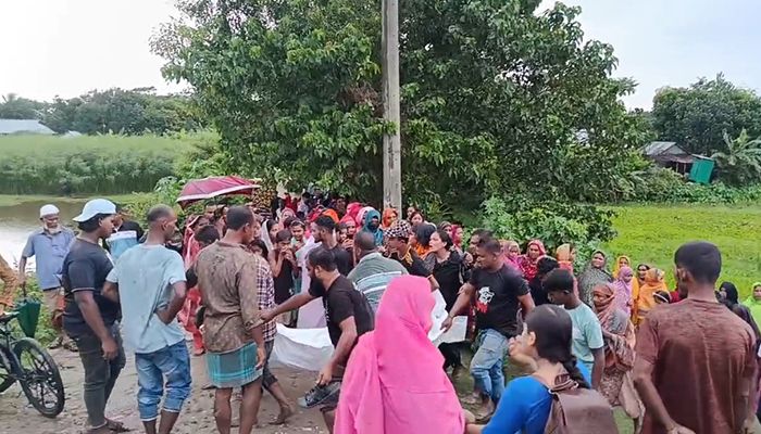 আখাউড়ায় ট্রেনের ধাক্কায় অটোরিকশার চালকসহ নিহত ২