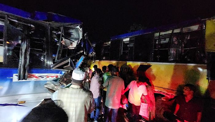 পটিয়ায় দুই বাসের মুখোমুখি সংঘর্ষে চালক নিহত, আহত ৩০