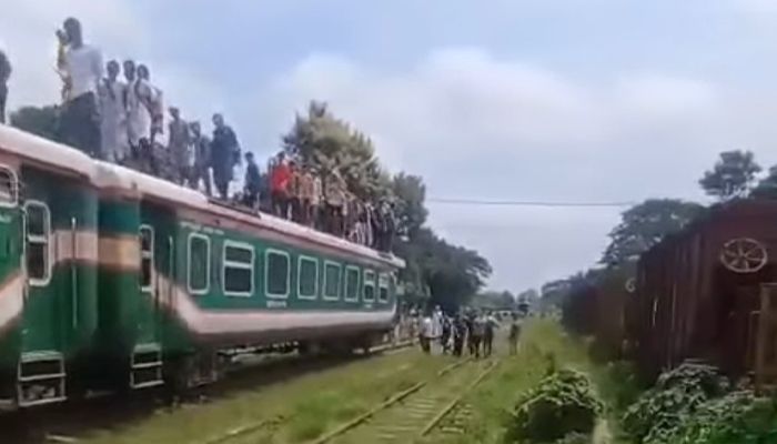 চলন্ত অবস্থায় খুলে আলাদা ট্রেনের তিন বগী 