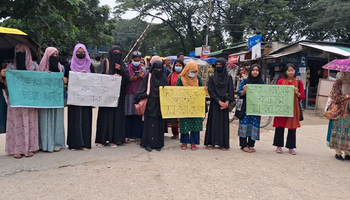 বাকৃবিতে দ্রুত একাডেমিক কার্যক্রম চালুর দাবিতে মানববন্ধন