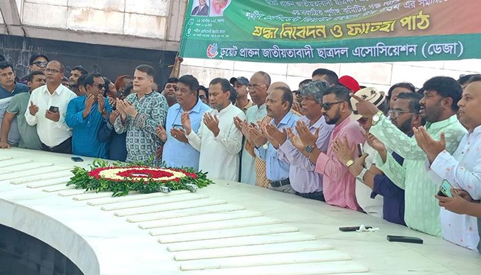 জিয়ার মাজারে ডেজার শ্রদ্ধা