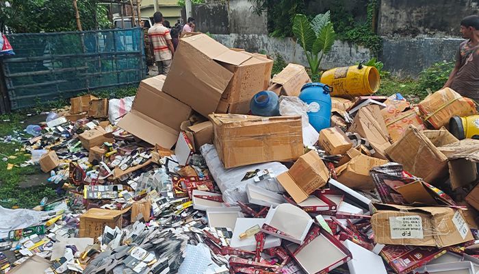 ভেজাল প্রসাধনী তৈরির কারখানার সন্ধান, দেড় লাখ টাকা জরিমানা, সিলগালা