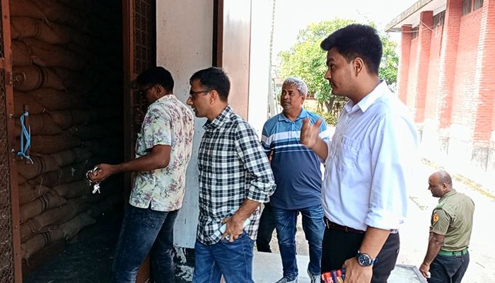 বাগমারায় সরকারি খাদ্যগুদামে পঁচা চাল, ৪টি সিলগালা