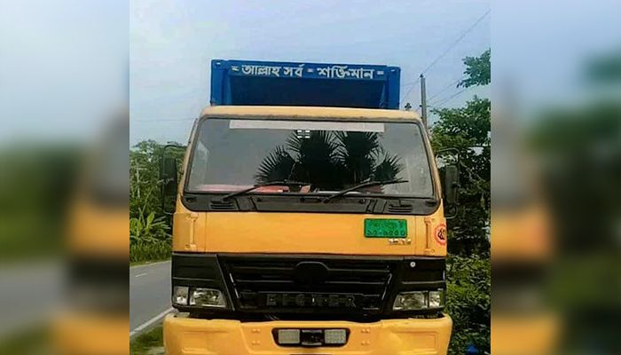 গাড়ি আটকিয়ে ১০ লাখ টাকার মালামাল লুট