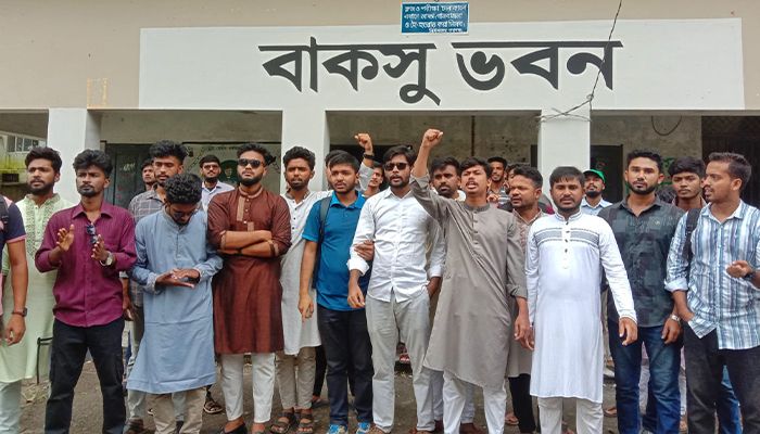 বাকসু নির্বাচনের দাবিতে বিএম কলেজে শিক্ষার্থীদের বিক্ষোভ