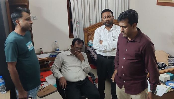 সরকারি মালামালসহ পালাতে গিয়ে ধরা আলোচিত বন কর্মকর্তা