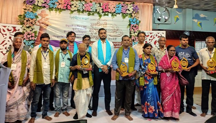 মৃৎশিল্পে অবদানের স্বীকৃতিস্বরূপ ১২ জন শিল্পীকে সম্মাননা