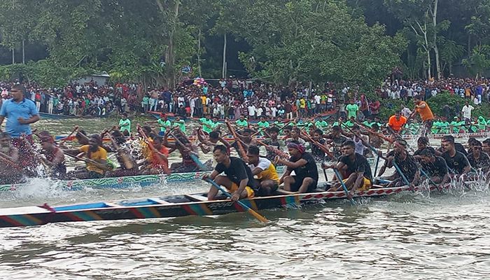 কুমার নদে নৌকাবাইচ দেখতে মানুষের ভিড়