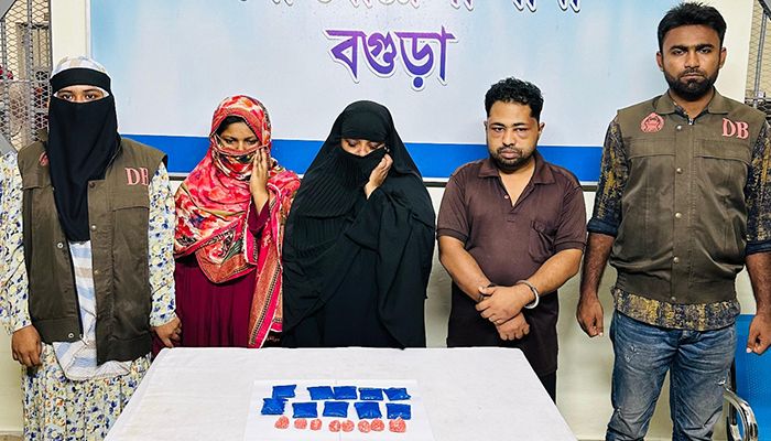 বিউটি পার্লারের অন্তরালে ইয়াবা বিক্রি, দুই নারীসহ গ্রেপ্তার ৩