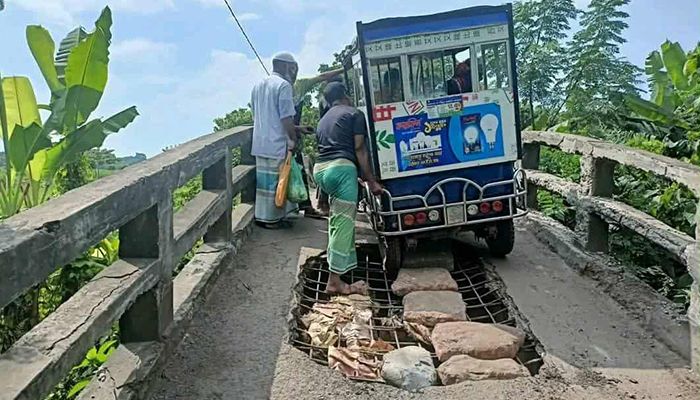 মেঘনায় ভাঙা সেতু, ঝুঁকিতে হাজারো মানুষ