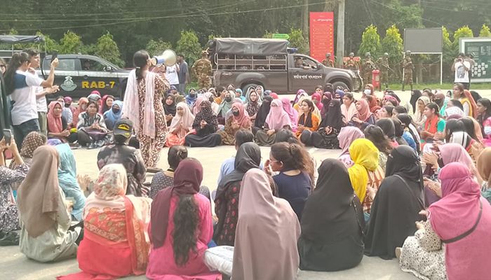 চবিতে থমথমে পরিবেশ, উৎকণ্ঠা ক্যাম্পাসজুড়ে