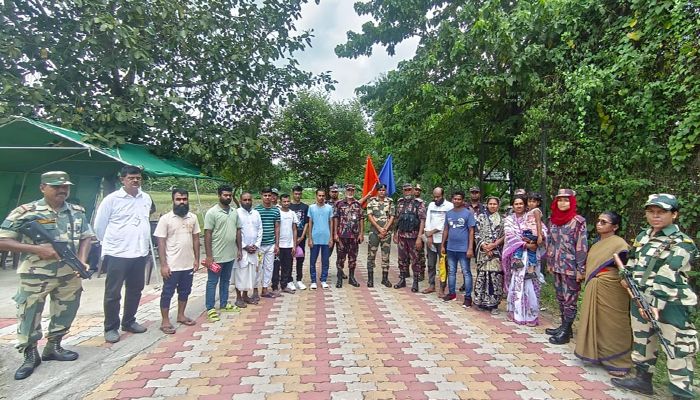 দর্শনা চেকপোস্ট দিয়ে ১২ বাংলাদেশীকে হস্তান্তর করল বিএসএফ 