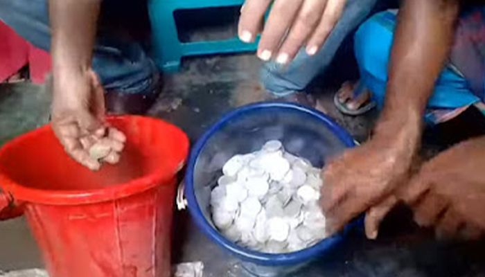 মাটির নিচে মিলল ব্রিটিশ আমলের ধাতব মুদ্রা