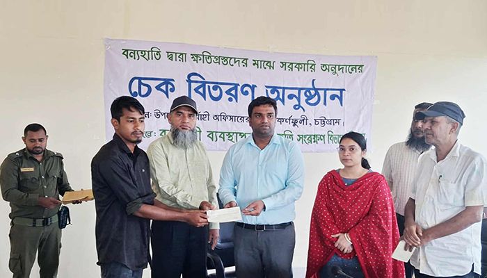 কর্ণফুলীতে হাতির আক্রমণে ক্ষতিগ্রস্তরা পেলেন সহায়তা চেক