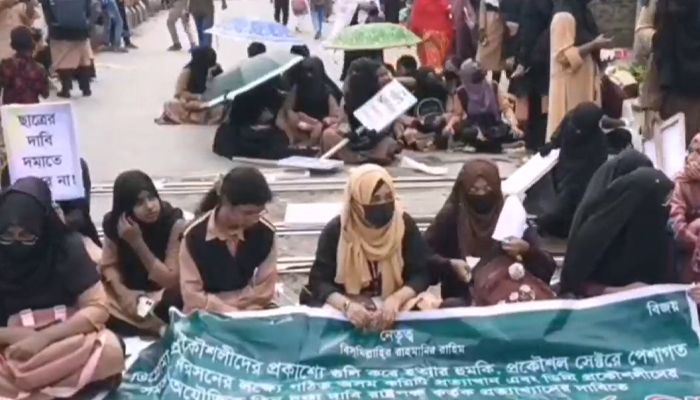 কারিগরি শিক্ষার্থীদের অবরোধে আটকে আছে দ্রুতযান এক্সপ্রেস ট্রেন