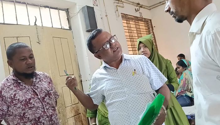 মারতে উদ্যত হওয়া সেই চিকিৎসক বরখাস্ত