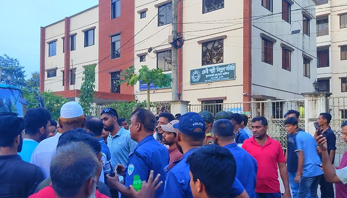 গণছুটিতে পল্লী বিদ্যুতের কর্মীরা, বিদ্যুৎ বিপর্যয়ের আশঙ্কা 